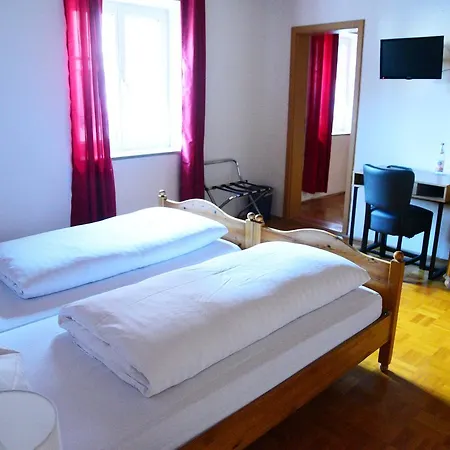 Hotel Gasthof Und Zum Hirsch 3*
