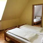 Szálloda Gasthof Und Zum Hirsch